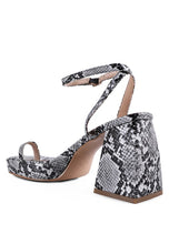 Cargar imagen en el visor de la galería, SUCH FLIRT SNAKE PATTERN BLOCK HEELED SANDALS