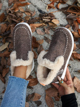 Cargar imagen en el visor de la galería, Furry Suede Round Toe Flat Sneakers