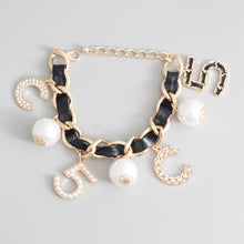 Cargar imagen en el visor de la galería, Black Gold Chain Pearl Bracelet