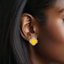 Cargar imagen en el visor de la galería, SGRHO Gold Blue Rhinestone Clover Stud Earrings