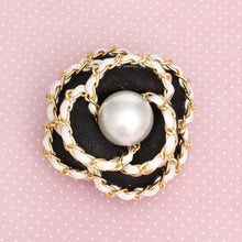 Cargar imagen en el visor de la galería, Brooch Clip Black Pearl Chain Edge Camellia Flower