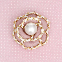 Cargar imagen en el visor de la galería, Brooch Clip Pink Pearl Chain Edge Camellia Flower