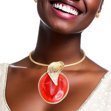 Load image into Gallery viewer, Gold Curved Leaf Red Pendant Set