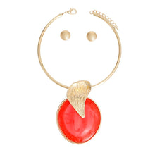 Load image into Gallery viewer, Gold Curved Leaf Red Pendant Set