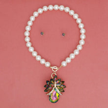 Cargar imagen en el visor de la galería, Toggle Pearl and Pink Green Glass Pendant Necklace