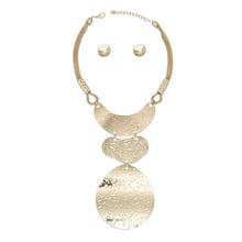 Cargar imagen en el visor de la galería, Pendant Oversized Gold Textured Bold Necklace