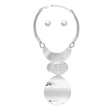 Cargar imagen en el visor de la galería, Pendant Oversized Silver Textured Bold Necklace