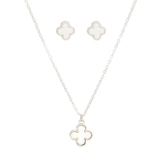 Cargar imagen en el visor de la galería, Pendant Vintage White Quatrefoil Silver Necklace