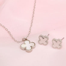 Cargar imagen en el visor de la galería, Pendant Vintage White Quatrefoil Silver Necklace