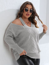 Cargar imagen en el visor de la galería, Plus Size Cutout V-Neck Sweater