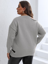 Cargar imagen en el visor de la galería, Plus Size Cutout V-Neck Sweater