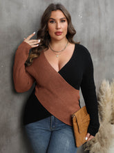 Cargar imagen en el visor de la galería, Plus Size Two-Tone Surplice Neck Sweater