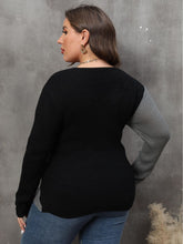 Cargar imagen en el visor de la galería, Plus Size Two-Tone Surplice Neck Sweater
