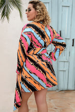 Cargar imagen en el visor de la galería, Plus Size Printed Surplice Neck Mini Dress