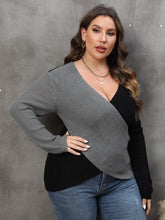 Cargar imagen en el visor de la galería, Plus Size Two-Tone Surplice Neck Sweater