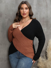 Cargar imagen en el visor de la galería, Plus Size Two-Tone Surplice Neck Sweater
