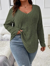 Cargar imagen en el visor de la galería, Plus Size V-Neck Long Sleeve T-Shirt