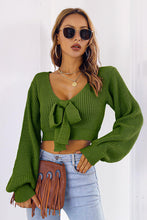 Cargar imagen en el visor de la galería, Bow V-Neck Long Sleeve Cropped Sweater