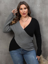Cargar imagen en el visor de la galería, Plus Size Two-Tone Surplice Neck Sweater