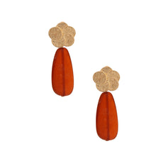 Cargar imagen en el visor de la galería, Gold and Brown Resin Earrings
