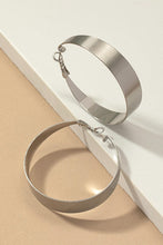 Load image into Gallery viewer, Satin surface wide hoop earrings
