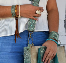 Load image into Gallery viewer, White Turquoise Slab on Hammered Gold Ring Base
