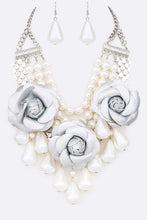Load image into Gallery viewer, Black Flower Mix Pearls Statement Necklace Set
