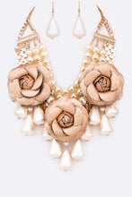 Load image into Gallery viewer, Black Flower Mix Pearls Statement Necklace Set
