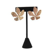 Load image into Gallery viewer, FLOWER SHAPED STUD EARRING
