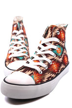 Cargar imagen en el visor de la galería, High Top Canvas Sneaker
