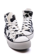 Cargar imagen en el visor de la galería, High Top Canvas Sneaker
