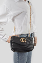 Cargar imagen en el visor de la galería, Logo Quilted Shoulder Swing Bag
