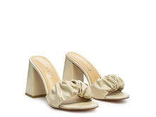 Cargar imagen en el visor de la galería, Noie Mid Block Heel Pleated Strap Sandals
