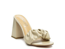 Cargar imagen en el visor de la galería, Noie Mid Block Heel Pleated Strap Sandals
