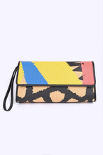 Cargar imagen en el visor de la galería, Artsy Printed Wristlet Clutch
