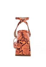 Cargar imagen en el visor de la galería, SUCH FLIRT SNAKE PATTERN BLOCK HEELED SANDALS
