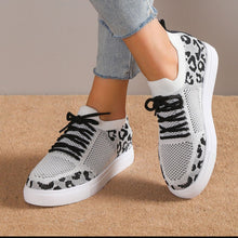 Cargar imagen en el visor de la galería, Lace-Up Leopard Flat Sneakers
