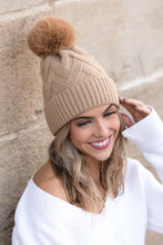 Cargar imagen en el visor de la galería, Chunky Knit Fur Pom Beanie
