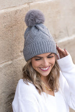 Cargar imagen en el visor de la galería, Chunky Knit Fur Pom Beanie
