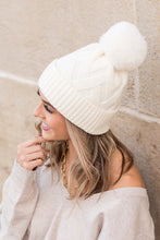 Cargar imagen en el visor de la galería, Chunky Knit Fur Pom Beanie
