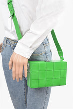 Cargar imagen en el visor de la galería, Weaved Textured Box Crossbody Bag
