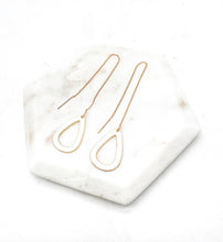 Cargar imagen en el visor de la galería, White Gold Teardrop Threader Minimalist Earrings
