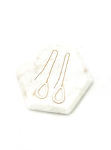 Cargar imagen en el visor de la galería, White Gold Teardrop Threader Minimalist Earrings
