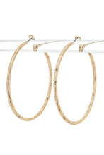 Cargar imagen en el visor de la galería, 65MM Textured Shiny Hoop Earrings
