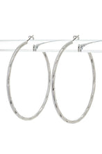 Cargar imagen en el visor de la galería, 65MM Textured Shiny Hoop Earrings
