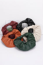 Cargar imagen en el visor de la galería, Pleated Circle Faux Leather Circle Clutch

