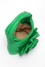 Cargar imagen en el visor de la galería, Pleated Flower Top Handle Clutch
