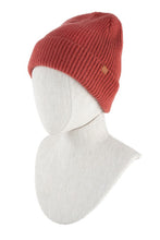 Cargar imagen en el visor de la galería, Solid Rib Beanie with Leather Tab
