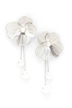 Load image into Gallery viewer, Pearl Drop Filigree Flower Earrings
