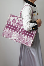 Cargar imagen en el visor de la galería, MKF Adorabella Tote Bag by Mia K
